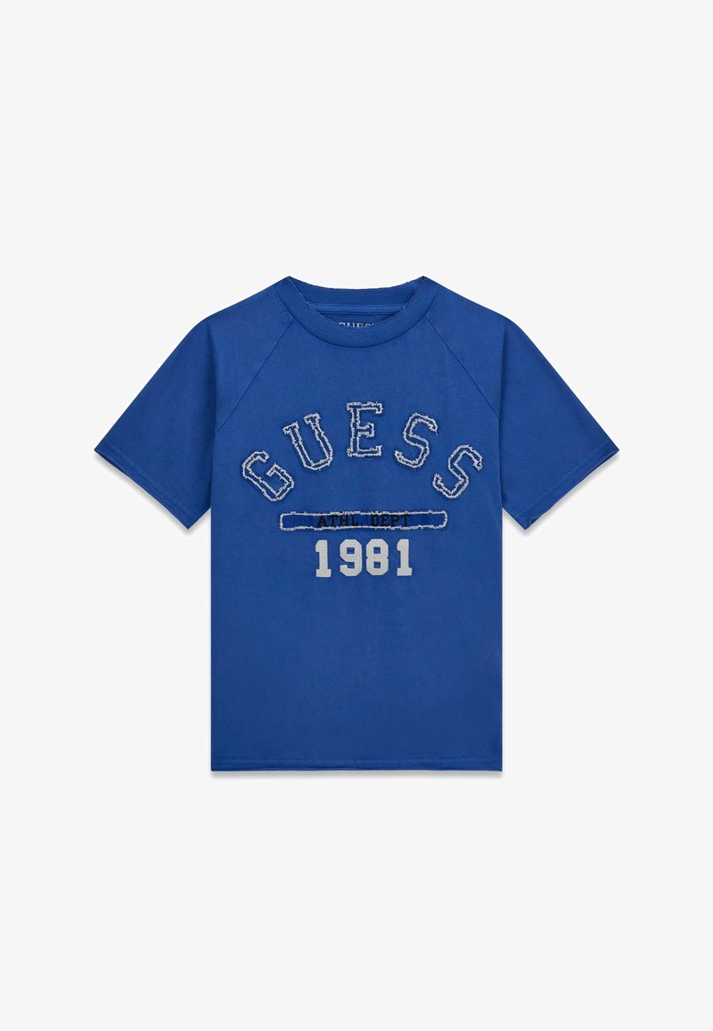T-shirt bleu à manches courtes avec col côtelé, texte "GUESS" usé et "1981" imprimé en dessous au centre avant.