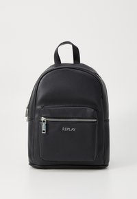 Zaino in pelle sintetica nera con forma arrotondata, tasca frontale con zip e dettagli in metallo argentato. Presenta il logo "REPLAY" sul davanti.