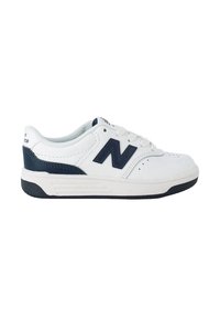 Zapatilla blanca con parte superior de cuero texturizado, acento azul marino en el lateral, cierre con cordones y suela de goma con ranuras horizontales.