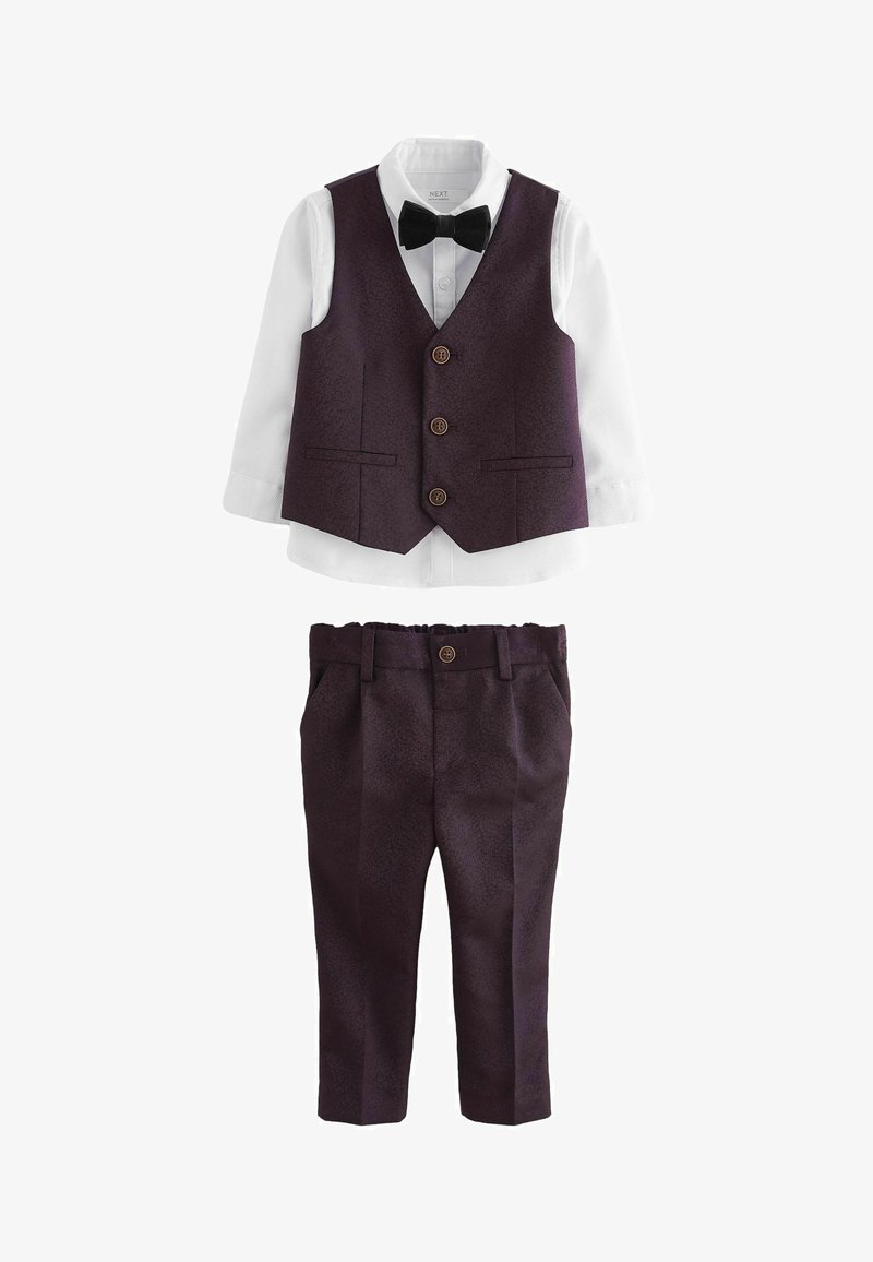 Tenue formelle pour garçons comprenant un gilet texturé violet avec trois boutons, une chemise blanche et un pantalon violet assorti avec une ceinture élastique.