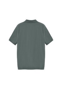 Kortärmad piqué med en dämpad grön färg, som har en klassisk krage, slät textur och en rak fåll med minimal detaljering.