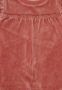 Vestido de terciopelo rosa coral con escote redondo, detalle fruncido en la cintura y mangas con volantes. Textura suave y acabado liso.