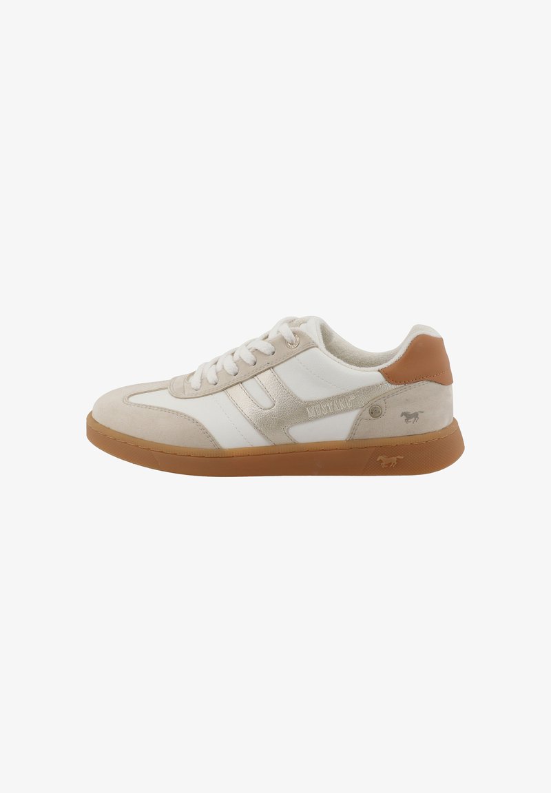 Baskets blanches avec accents en daim beige, dotées d'une semelle en caoutchouc, de lacets et d'un détail de logo de la marque en relief sur le côté.