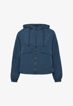 Veste bleue à capuche avec fermeture éclair à l'avant, deux poches à rabat, poignets élastiqués et capuche avec cordon de serrage sur fond blanc.