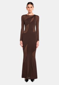 Langes braunes Kleid mit transparenten Einsätzen, figurbetonter Silhouette, rundem Ausschnitt und langen Ärmeln. Verfügt über wellenartige Designelemente.