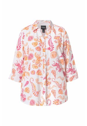 Weißes Hemd mit Knöpfen und Dreiviertelärmeln, verziert mit orangefarbenen und pinkfarbenen Mustern von Meerestieren und Muscheln.