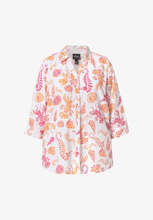 Bílá košile s tříčtvrtečními rukávy, ozdobená vzory oranžových a růžových mořských tvorů a mušlí.