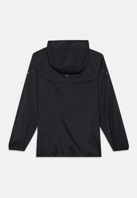 Čierna ľahká bundu s kapucňou a dlhými rukávmi, zobrazená zozadu na bielom pozadí.