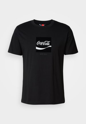 Svart bomull t-skjorte med korte ermer og rund hals, med et Coca-Cola-logo i hvitt og et rektangulært aksent.
