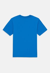 Pevné modré tričko s krátkym rukávom, položené na rovnej ploche, zobrazujúce zadnú stranu s okrúhlym výstrihom na bielom pozadí.