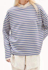 Bluzka w paski z długim rękawem w kolorze kremowo-niebieskim. Miękki, elastyczny materiał o luźnym kroju. Okrągły dekolt i opuszczone ramiona.