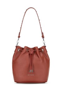 Torebka typu bucket w teksturowanej czerwonej skórze, z zapięciem na sznurek, srebrnymi akcentami i regulowanym paskiem na ramię. Nazwa marki wytłoczona z przodu.