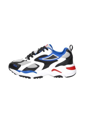 Sportowy sneaker w kolorze białym, czarnym i szarym z niebieskimi i czerwonymi akcentami, czarnymi sznurowadłami i amortyzowaną podeszwą z bieżnikiem.