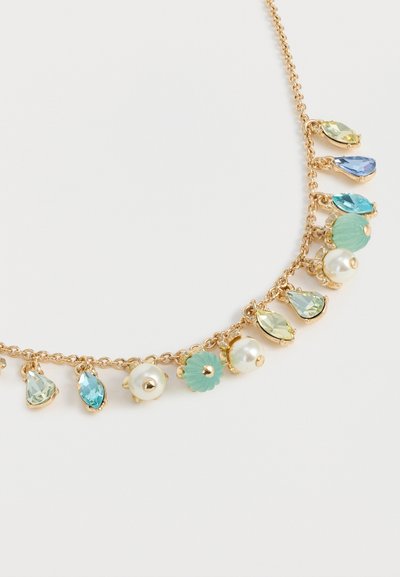 Χρυσό κολιέ με εναλλασσόμενες μπλε και κίτρινες σταγόνας πολύτιμους λίθους, λευκά μαργαριτάρια και κρεμαστά στοιχεία λουλουδιών σε μέντα σε λευκό φόντο.
