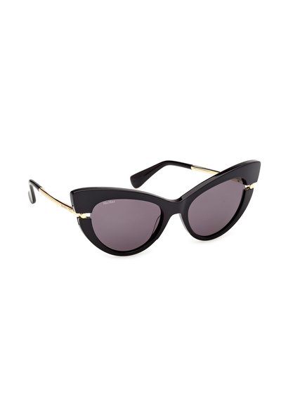 Schwarze Cat-Eye-Sonnenbrille mit violetten Gläsern und goldakzentuierten, schlanken Bügeln, auf weißem Hintergrund schräg liegend.