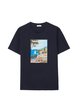 T-shirt marine avec un graphisme d'une ville côtière, une voiture orange sur la route, un voilier sur une mer bleue, des arbres, et le texte "Amore, Mare Positano".