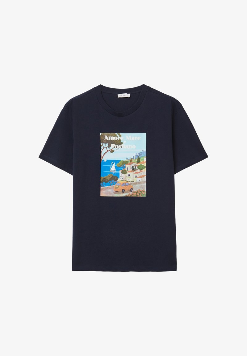 T-shirt marine avec un graphisme d'une ville côtière, une voiture orange sur la route, un voilier sur une mer bleue, des arbres, et le texte "Amore, Mare Positano".