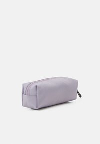 Fioletowy piórnik z materiału o prostokątnym kształcie, wyposażony w zamek błyskawiczny oraz teksturowaną powierzchnię zapewniającą trwałość.