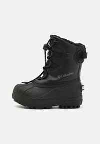 Schwarze wasserdichte Schneestiefel mit strukturiertem Finish, runder Zehenpartie, Schnürung vorne und einer Gummisohle mit Traktionsmustern.