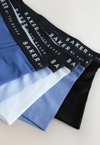 Quatre paires de boxers pour hommes en noir, bleu foncé, bleu clair et blanc avec des ceintures noires portant l'inscription "BAKER BY TED BAKER".