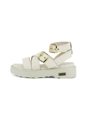 Sandalo platform bianco con suola spessa, due cinturini con fibbia dorata su piede e caviglia e suola esterna testurizzata per una buona presa.