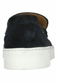 Navy suede sneaker with a round toe, white rubber sole, and minimal stitching detail at the sides. Textured upper and smooth lining.