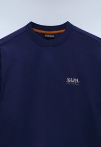 Μπλε βαμβακερό T-shirt με πορτοκαλί εσωτερική λαιμόκοψη, στρογγυλή λαιμόκοψη και μικρό κεντητό λογότυπο στο στήθος.