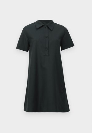 Musta lyhythihainen polo-mekko, jossa on kaulus ja kolme etunappia, A-linjainen siluetti, esitetty yksinkertaisella valkoisella taustalla.
