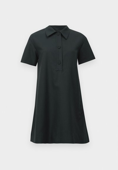 Černé polo šaty s krátkým rukávem, límečkem a třemi předními knoflíky, A-čarová silueta, vystavené na jednoduchém bílém pozadí.