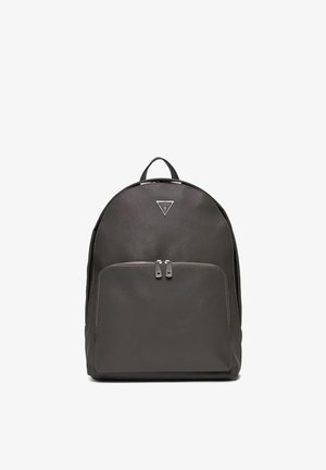 Sac à dos en cuir gris de forme arrondie, avec une poche zippée à l'avant, une surface texturée et un détail triangulaire avec logo. Bretelles réglables incluses.