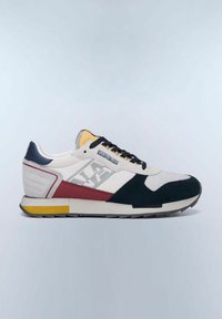 Sneaker da uomo con un mix di rete bianca, suede blu navy, accenti rossi e una suola gialla. Presenta un logo testurizzato e una soletta imbottita.
