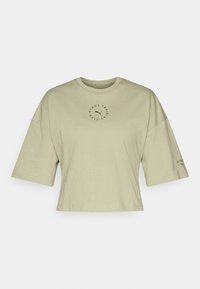 Helles grünes, kurz geschnittenes T-Shirt aus weichem Baumwollmaterial, mit kurzen Ärmeln und rundem Halsausschnitt. Zentrales Drucklogo mit "HYROX TRAINING CLUB."