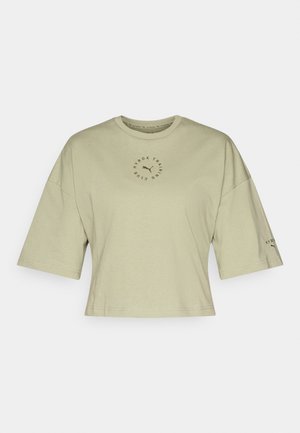 Ljust grön croppad t-shirt i mjuk bomull, med korta ärmar och rund halsringning. Centralt tryckt logotyp med "HYROX TRAINING CLUB."