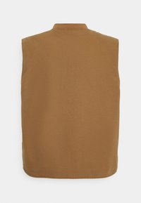 Chaleco marrón sin mangas hecho de tela lisa, con un cuello alto y un dobladillo redondeado en la parte inferior. Diseño minimalista sin cierres.