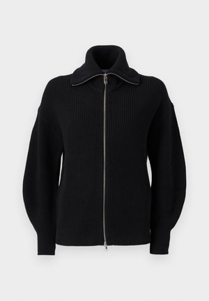 Maglione nero lavorato a maglia con colletto alto, chiusura con zip frontale e maniche larghe. Presenta una texture a coste e un bordo inferiore aderente.