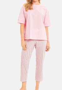 Roze katoenen T-shirt met korte mouwen, gecombineerd met lichtroze en wit gestreepte pyjamabroek, met verticale strepen in blauw en rood.