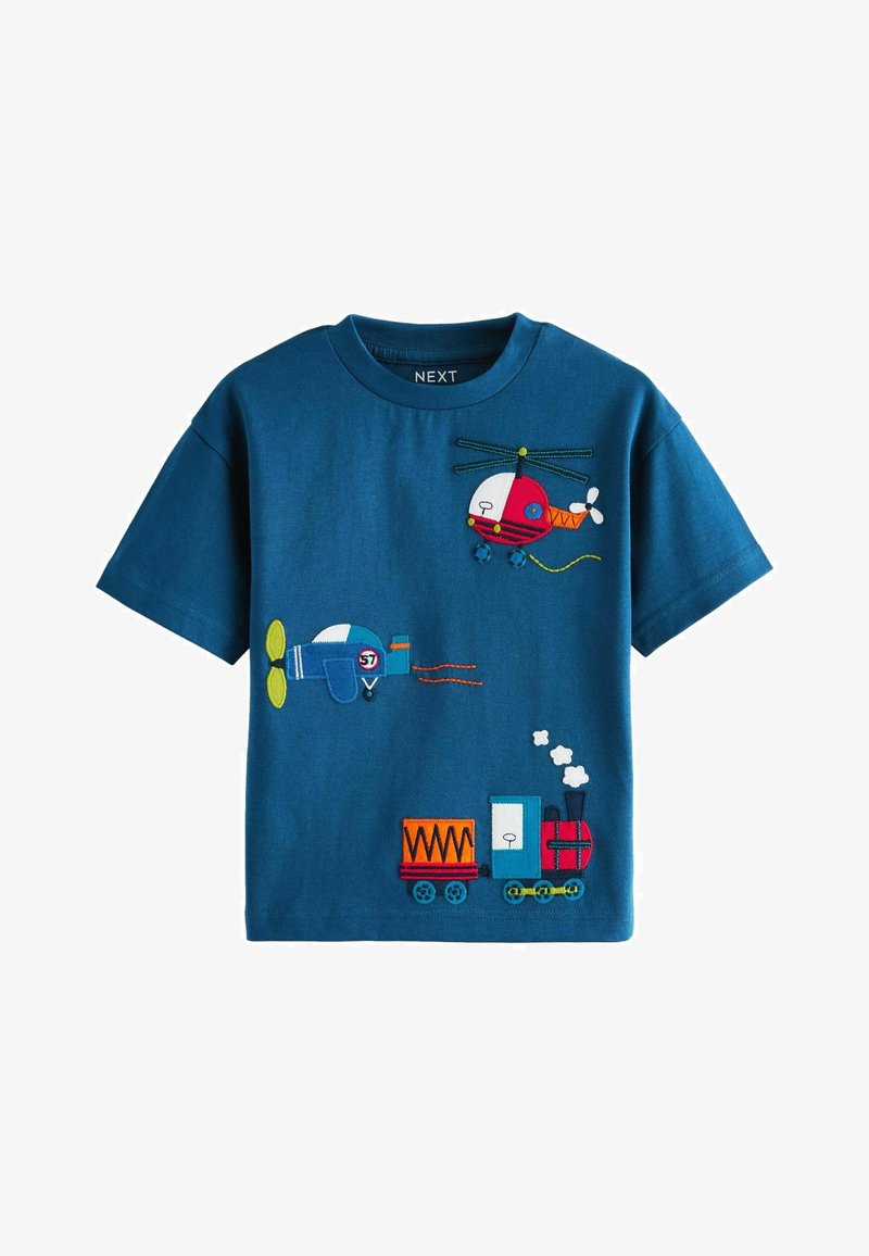 Blaues Baumwoll-T-Shirt mit gestickten Motiven eines Hubschraubers, Flugzeugs und Zuges. Verfügt über leuchtende Farben und verspielte Muster.