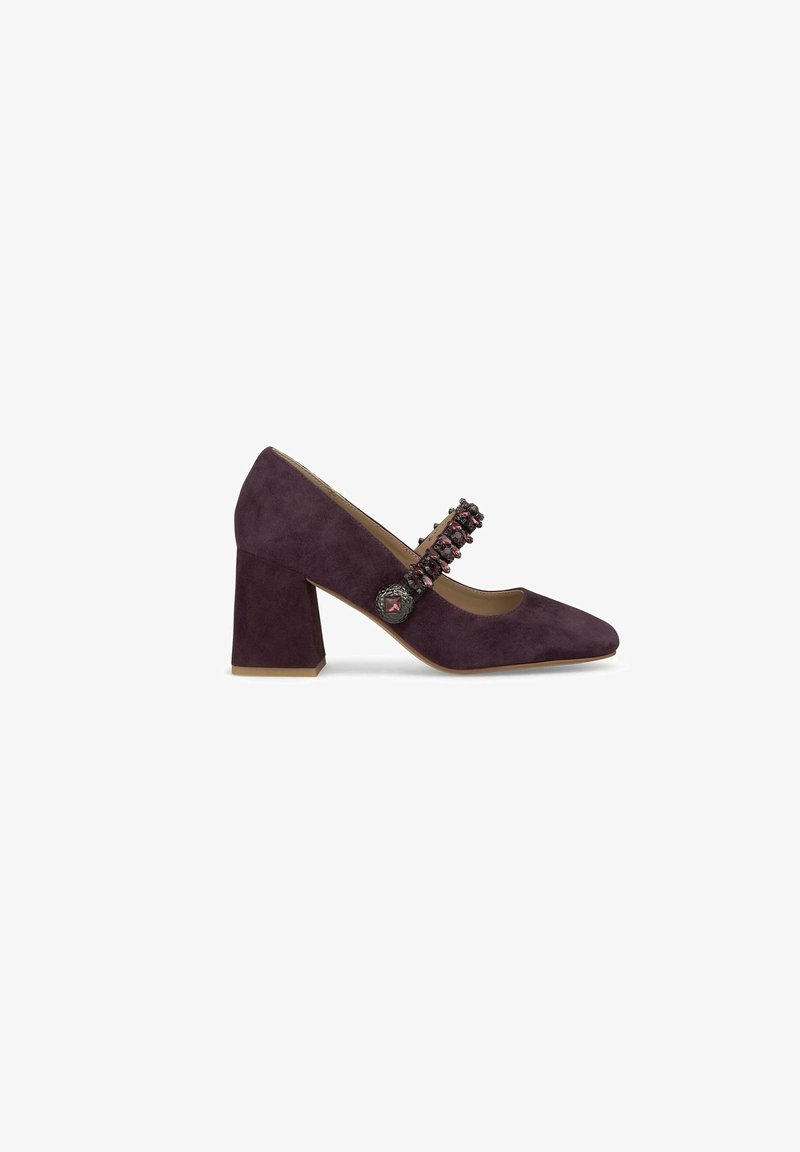 Chaussure Mary Jane en daim violet avec talon bloc, dotée d'une bride décorative ornée de perles et d'un bouton rond en pierre précieuse.