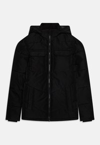 Chaqueta acolchada negra con capucha, que presenta un cierre frontal, dos bolsillos en el pecho y un patrón de acolchado horizontal para aislamiento.