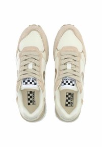 Scarpe sportive beige realizzate con un mix di pelle liscia e rete, dotate di un'etichetta a scacchi, lacci e una suola in gomma arrotondata.