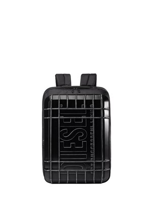 Zaino rettangolare nero con motivo a griglia in rilievo e grande logo Diesel impresso sul davanti, dotato di spallacci imbottiti e cerniera superiore.