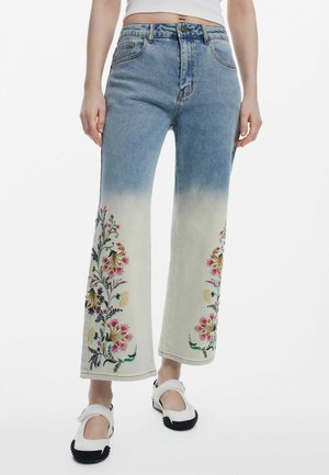 Helle blaue Denim-Hose mit weitem Bein und Ombre-Effekt, verziert mit bunten Blumenstickereien an den Unterschenkeln und klassischem fünf Taschen-Design.