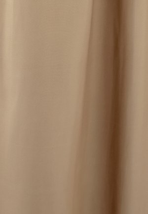 Tissu beige avec une texture lisse, tombant doucement. La surface est unie avec de subtiles variations de couleur, évoquant un design minimaliste.