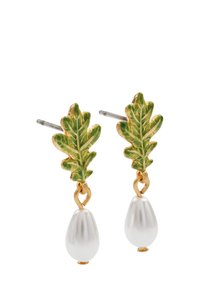 Zelta tonī auskari ar zaļas emaljas ozola lapu dizainu un zemāk esošiem pilienveida baltajiem pērļiem. Izturīgi metāla kātiņi drošai valkāšanai.