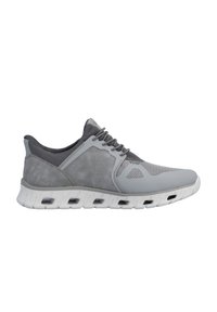 Chaussures de sport grises avec une tige en mesh et en daim, des accents texturés, et une semelle blanche rembourrée avec des poches d'air visibles pour le soutien.
