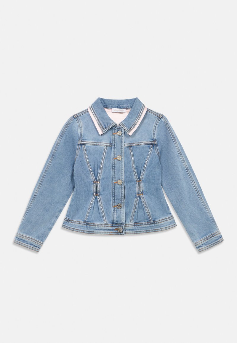 Ανοιχτό μπλε τζιν μπουφάν με δομημένο σχεδιασμό, εμπρόσθιο κούμπωμα με κουμπιά και αντίθετο λευκό γιακά. Διαθέτει ορατή ραφή και ραφές προσαρμοσμένες.