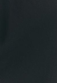 Schwarzer Stoff mit glatter, strukturierter Oberfläche und einem dezenten gerippten Muster. Das Material wirkt strapazierfähig und hochwertig.