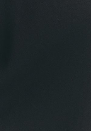 Juoda audinio medžiaga su lygiu, tekstūruotu paviršiumi, turinti subtilų briaunuotą raštą. Medžiaga atrodo tvirta ir aukštos kokybės.