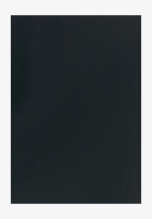 Tela negra con una superficie lisa y texturizada, que presenta un sutil patrón acanalado. El material parece duradero y de alta calidad.