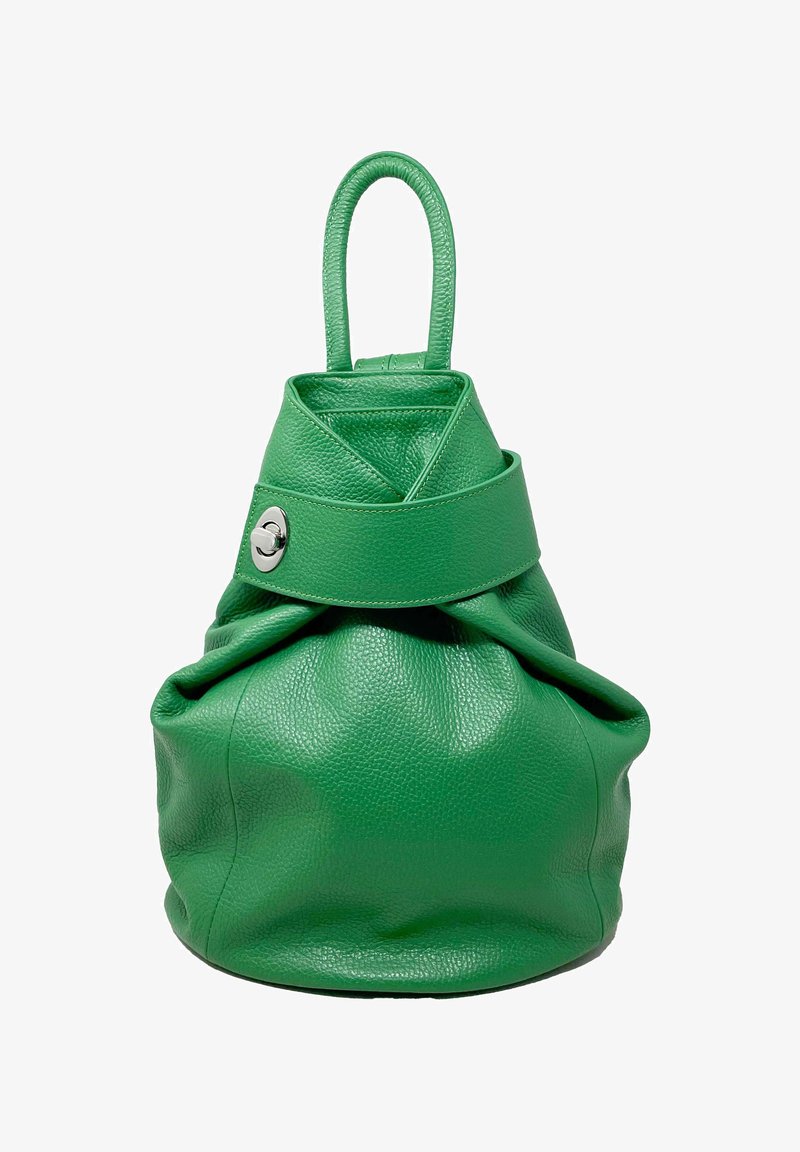 Borsa a mano in pelle verde con una finitura testurizzata, caratterizzata da un design arricciato e una base arrotondata. Include una maniglia corta e un dettaglio in metallo per la chiusura.